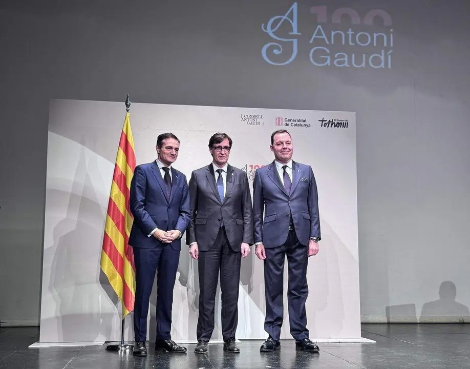 Casa Botines participa en la presentación del Año Gaudí. Asisten, el director general de la Fundación Obra Social de Castilla y León, José María Viejo, y del director del Museo Casa Botines Gaudí de León, Raúl Fernández Sobrino, junto al presidente de la Generalitat de Catalunya, Salvador Illa. Foto: Casa Botines