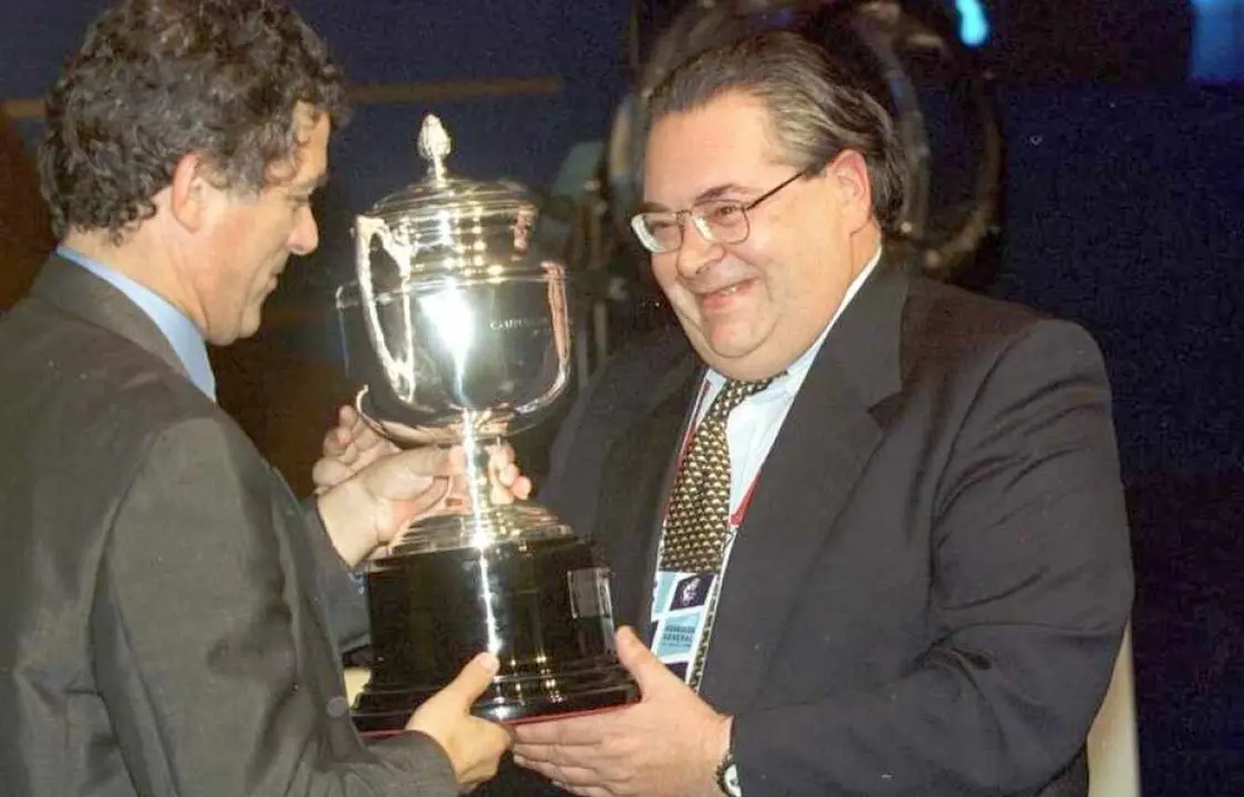 Juan Diez Guisasola recibe de manos del entonces presidente de la Federación, Ángel María Villar, la copa de campeón de grupo de la Cultural.