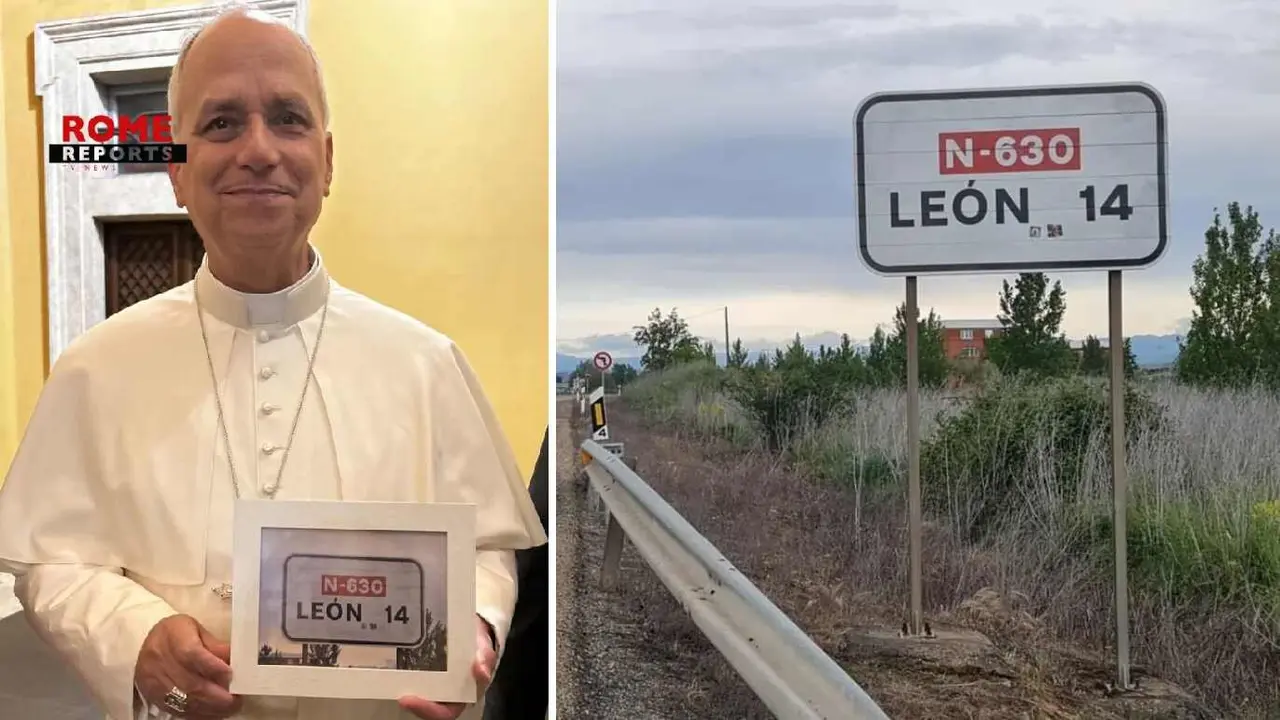 León XIV junto a la icónica señal de 'León 14'.