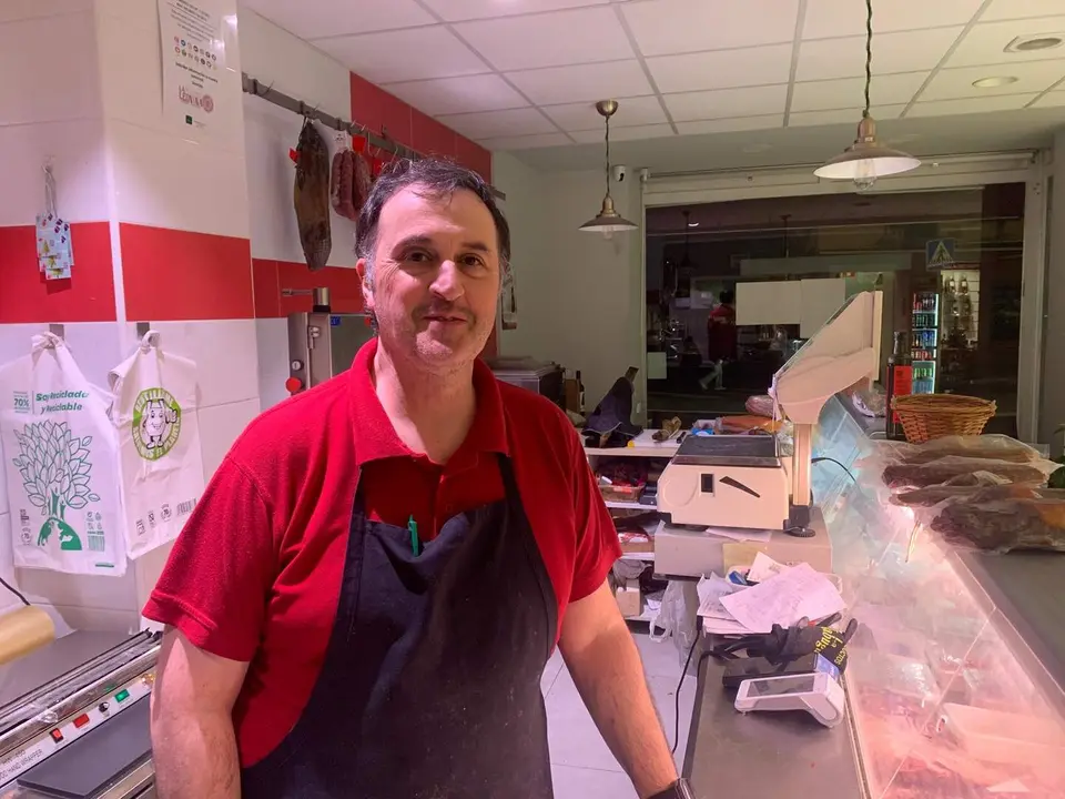 Santiago López, en su carnicería Pulchra Leonina en José María Fernández, especializada en productos sin gluten. Foto: A.F.R.