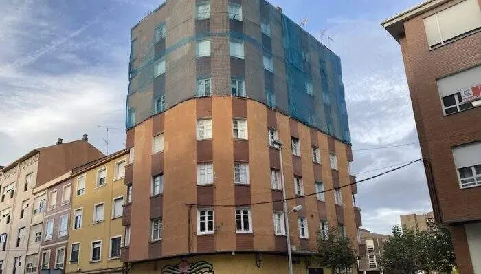 Edificio declarado en ruinas en la avenida de Compostilla de Ponferrada.  Foto: Cedida El Bierzo Digital