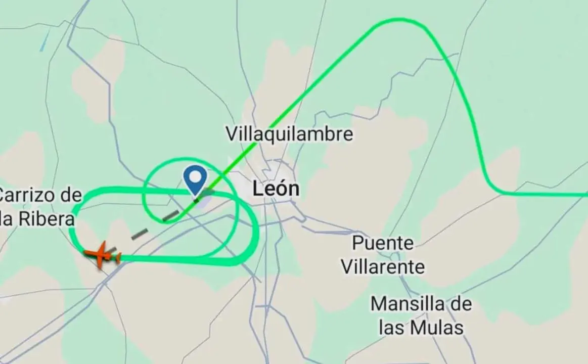 El vuelo tuvo que dar ocho vueltas antes de poder aterrizar según la imagen del radar.