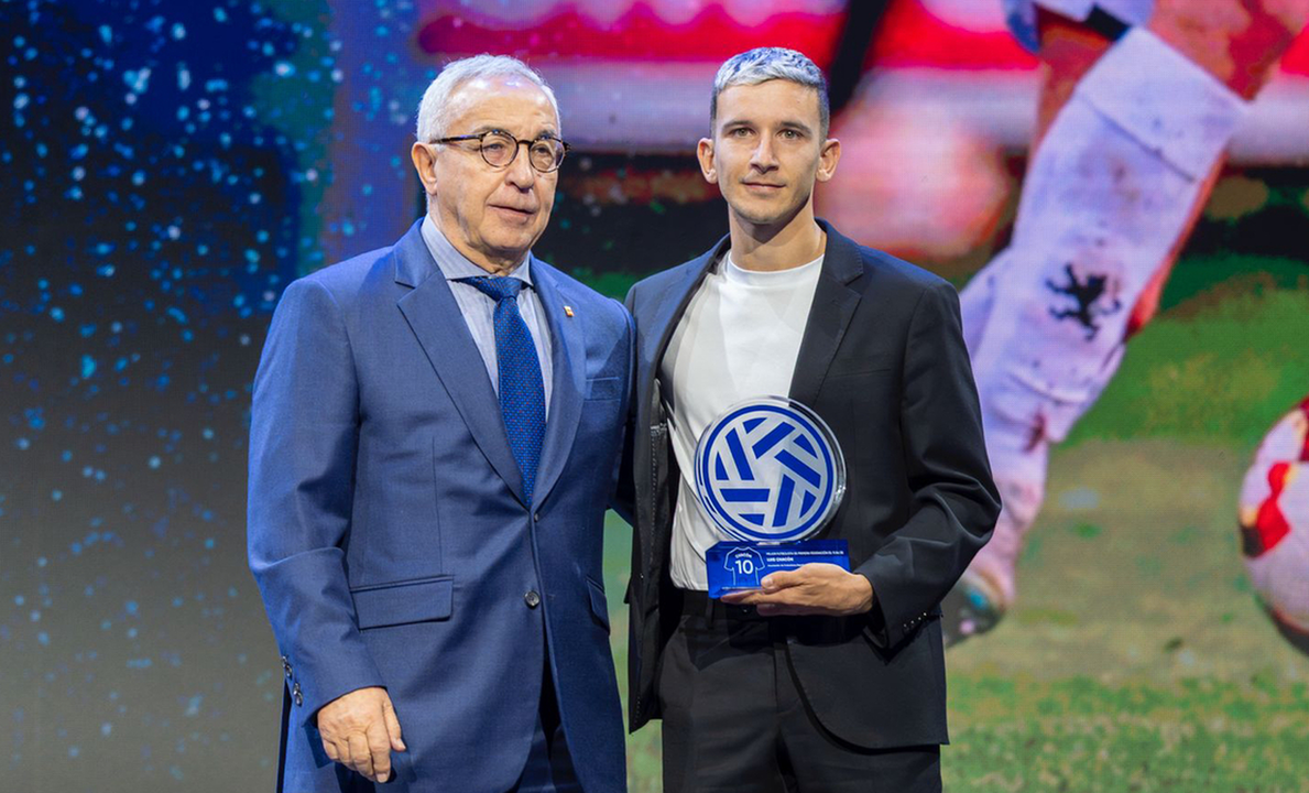 El presidente del Comité Olímpico Español (COE), Alejandro Blanco, fue el encargado de entregar el trofeo a Chacón.