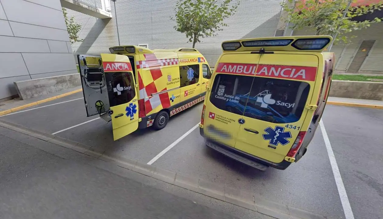Ambulancias en el área de Urgencias del Hospital de León.