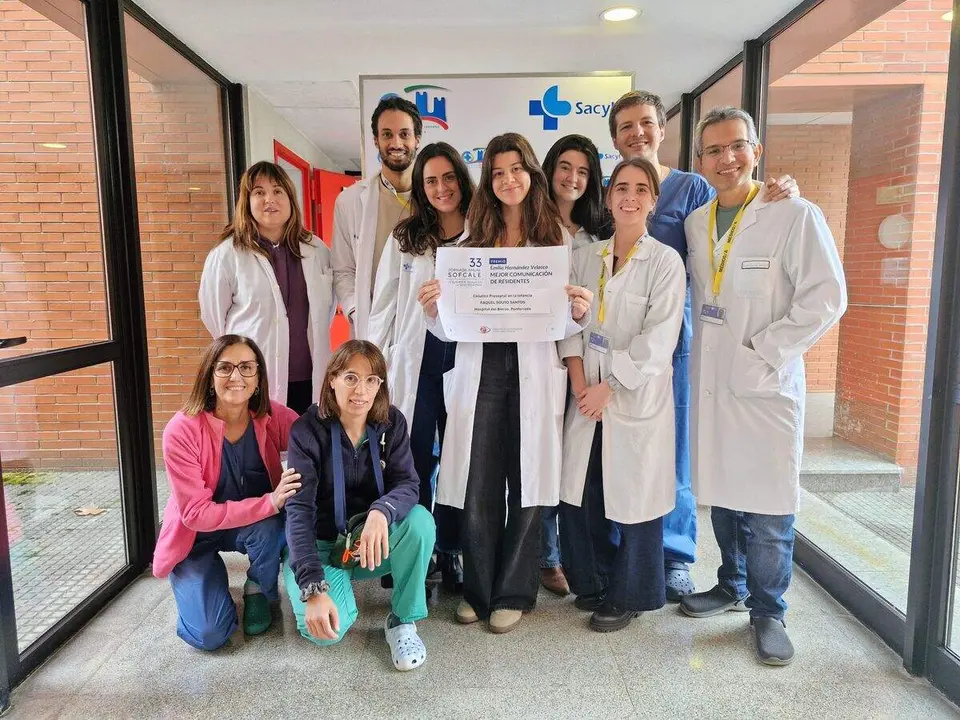 Los oftalmólogos de la Gasbi de Ponferrada junto con la premiada Raquel Souto (centro). Foto: Gasbi