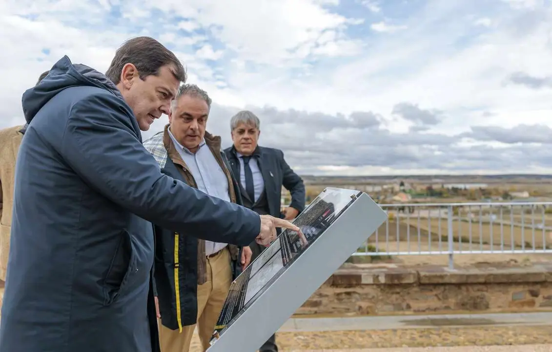 El presidente de la Junta de Castilla y León, Alfonso Fernández Mañueco, visita la muralla romana de Astorga tras una actuación realizada por el Ejecutivo autonómico