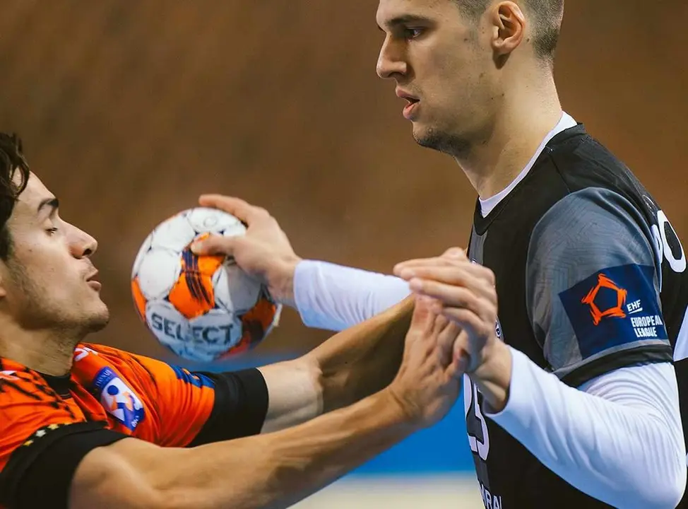 El Abanca Ademar con claridad ante el RK Partizan (25-18) en un partido disputado a puerta cerrada, marcado por la falta de gol y un guardameta serbio impenetrable. En la imagen, un lance del partido.