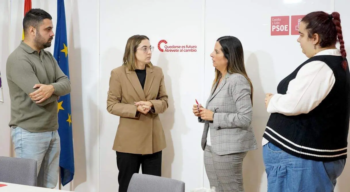 La vicesecretaria general del PSOE de Castilla y León, Nuria Rubio, comparece con la presidenta del Consejo de la Juventud de Castilla y León, Sandra Ámez, en el marco de las reuniones para elaborar el programa de gobierno de los socialistas.
