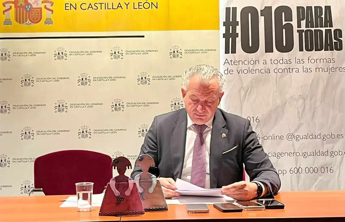 El delegado de Gobierno  Nicanor Sen anuncia los Reconocimientos Meninas 2025 en Castilla y León, que destacan la valentía y el compromiso en la lucha contra la violencia machista.