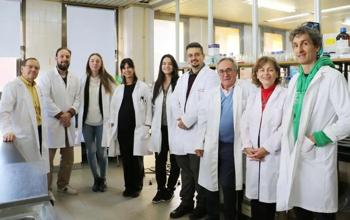 De izquierda a derecha: Miguel Ángel Ferrero García, Nicolás Navasa Mayo, María Isabel San Martín Becares, África Sanchiz Giraldo, Yaiza Carnicero Mayo, Alejandro Chamizo Ampudia, Leandro Rodríguez Aparicio, Honorina Martínez Blanco y Javier Casqueiro Blanco en el laboratorio de Bioquímica de la Facultad de Veterinaria de la ULE.