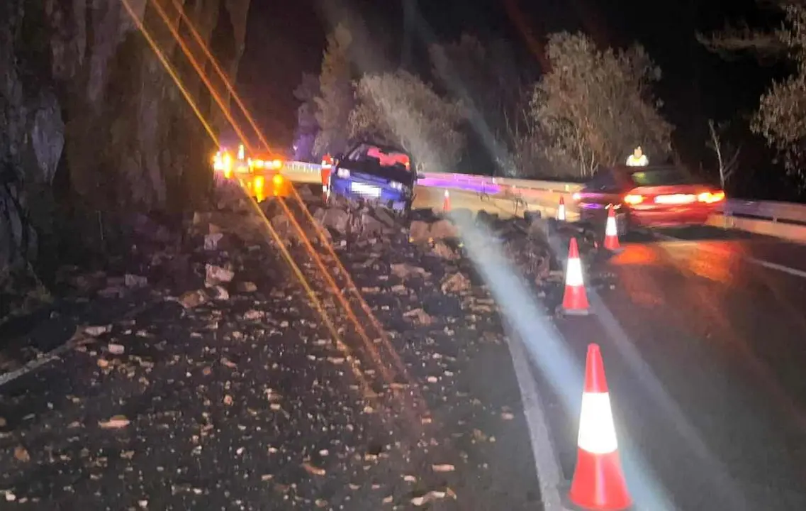 Imagen del lugar del desprendimiento con efectivos de la Guardia Civil regulando el tráfico.