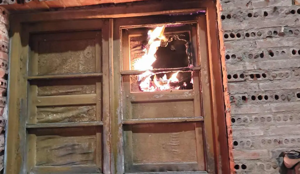 Imagen tomada por los vecinos del incendio ocasionado por los okupas del inmueble.