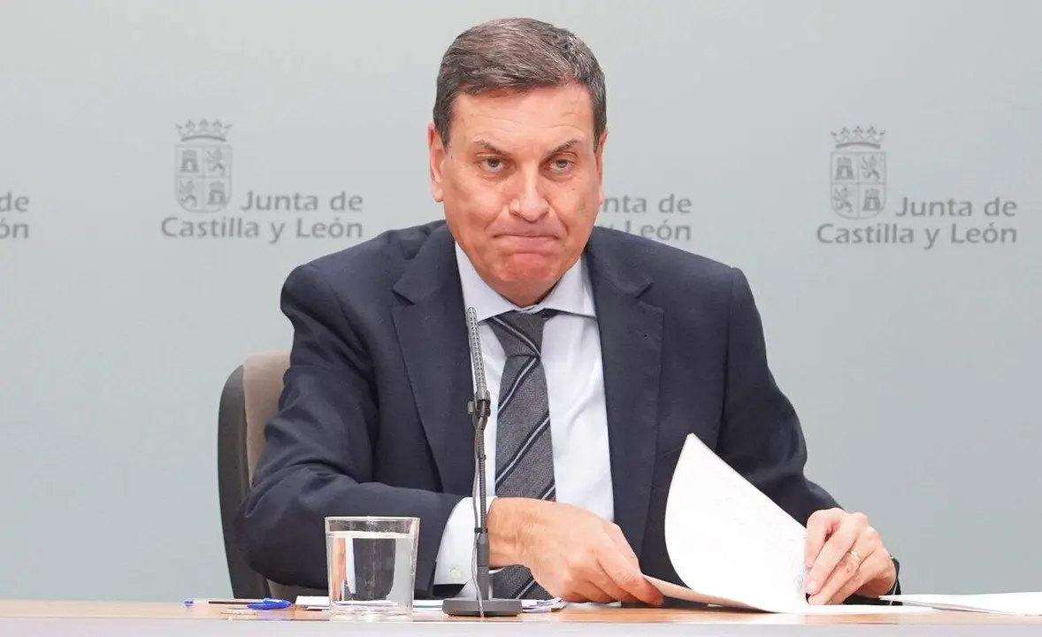 El consejero de Economía y Hacienda y portavoz, Carlos Fernández Carriedo, comparece en rueda de prensa posterior al Consejo de Gobierno. Foto: Miriam Chacón.