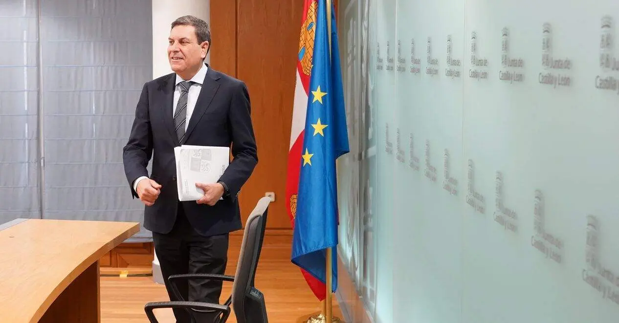 El consejero de Economía y Hacienda y portavoz, Carlos Fernández Carriedo, comparece en rueda de prensa posterior al Consejo de Gobierno.