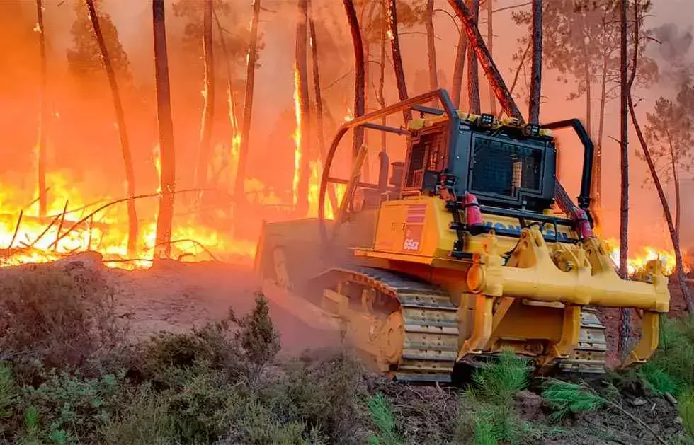 Imagen de un bulldozer trabajando en un incendio forestal.
