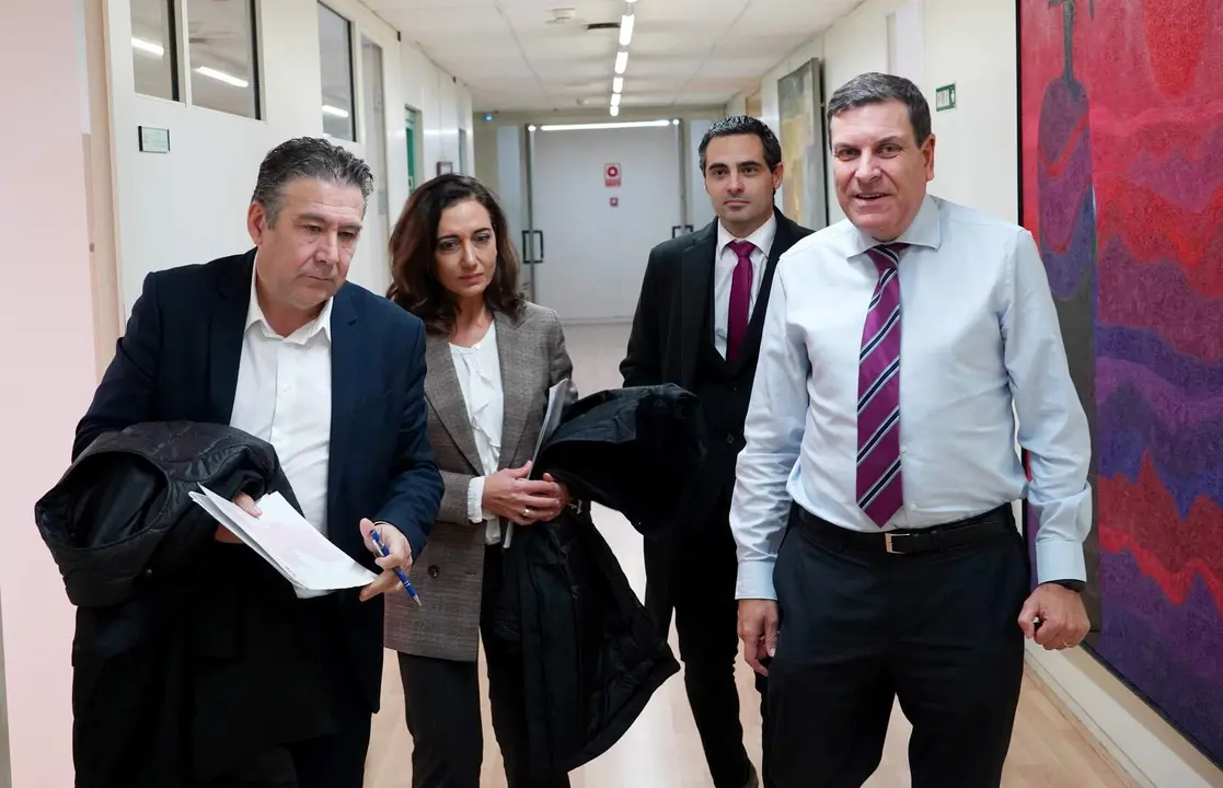 El consejero de Economía y Hacienda y portavoz de la Junta, Carlos Fernández Carriedo, se reúne con Luis Mariano Santos de UPL