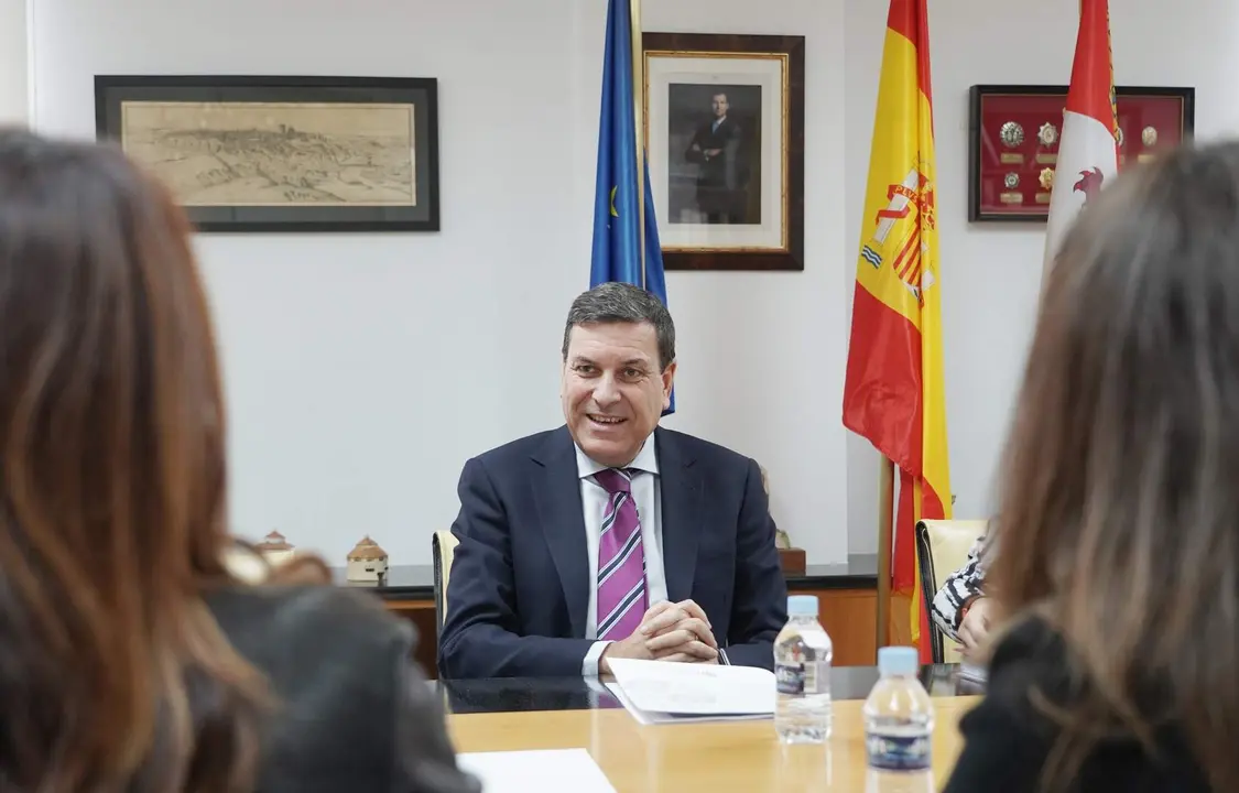 El consejero de Economía y Hacienda y portavoz de la Junta, Carlos Fernández Carriedo, mantiene reuniones de trabajo con el Grupo Parlamentario Socialista en relación con el proyecto de Presupuestos de la Comunidad para 2026: