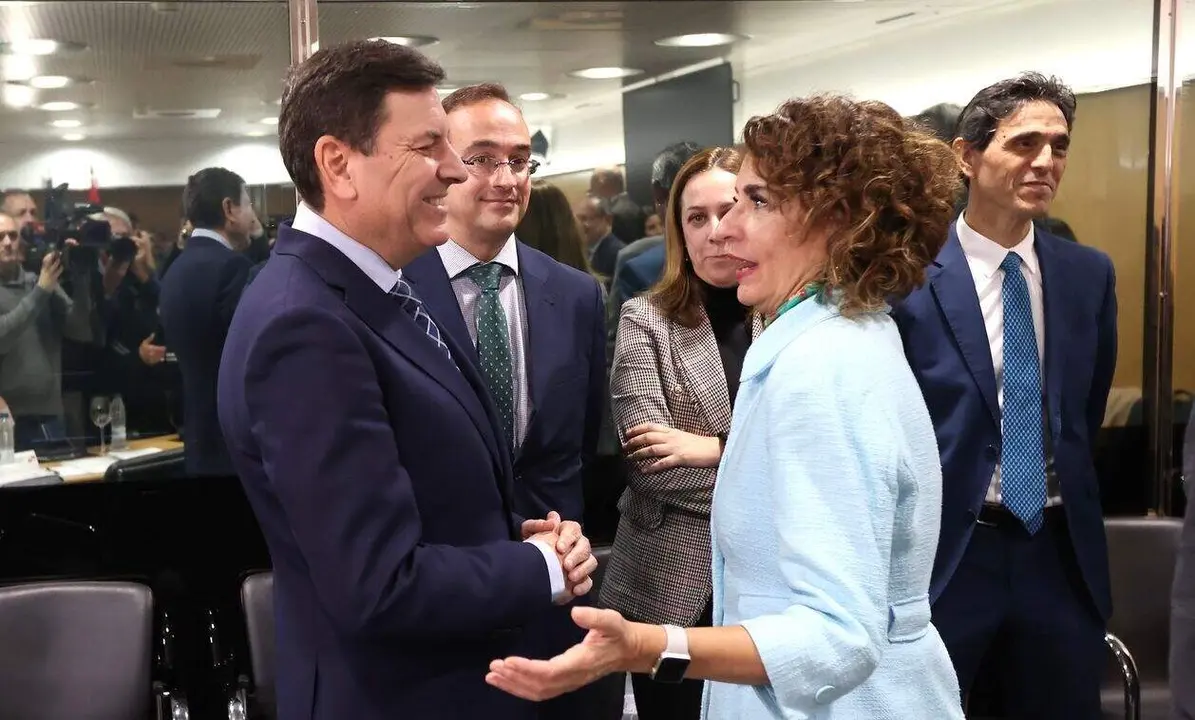 El consejero de Economía y Hacienda, Carlos Fernández Carriedo,saluda a la ministra de Hacienda, María Jesús Montero, al comienzo del pleno del Consejo de Política Fiscal y Financiera.