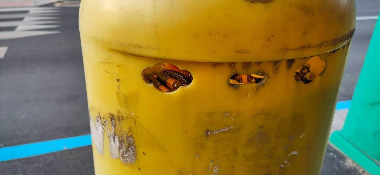 Un contenedor de pilas en una calle de Ponferrada