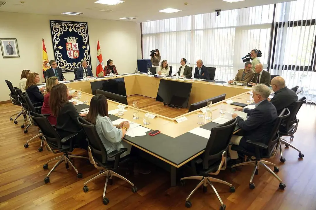 Los portavoces de los grupos parlamentarios de las Cortes conversan antes de asistir a la Junta de Portavoces.