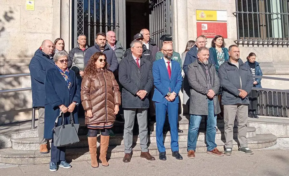 Minuto de silencio institucional este martes en la Subdelegación del Gobierno en León por los dos últimos asesinatos machistas.