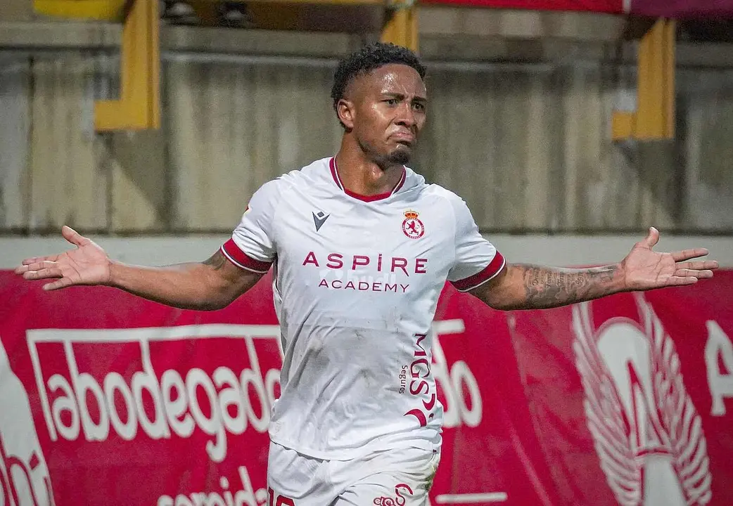 Ribeiro celebra su gol, que el equipo defendió como un tesoro.