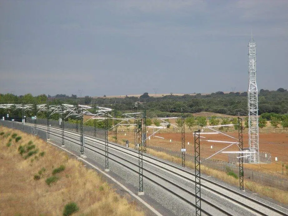 Adif ha contratado por 2,6 millones de euros las labores de mantenimiento de las instalaciones de telecomunicaciones móviles GSM-R del tramo La Robla-Pola de Lena (Variante de Pajares), de 50 km de longitud, que conecta en alta velocidad León y Asturias. Foto: Adif