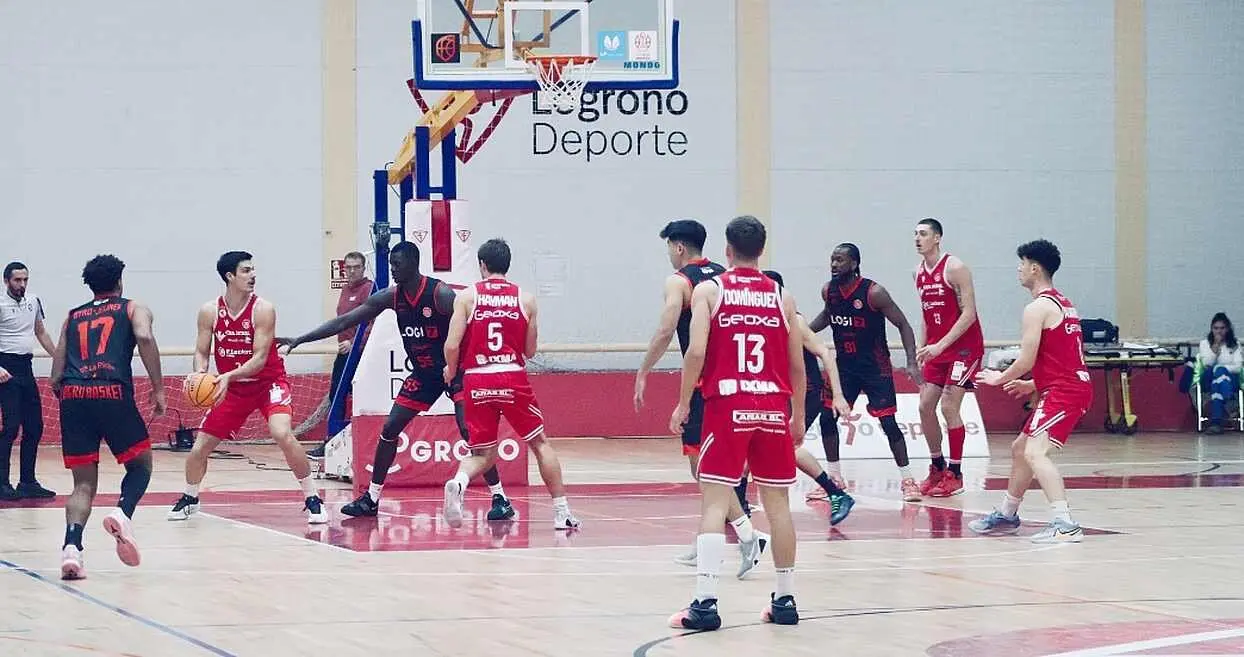 Un instante del duelo entre Logrobasket y Cultural Baloncesto este mi&eacute;rcoles.