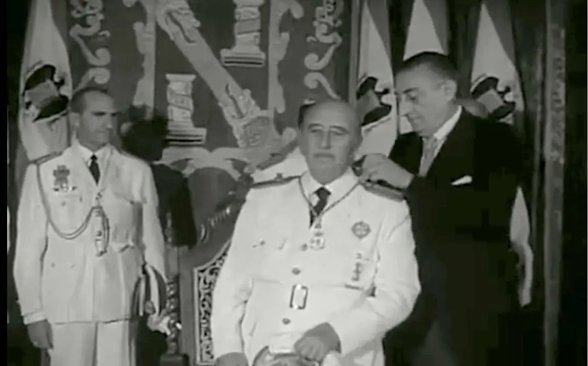 El dictador Francisco Franco, en el momento de recibir la medalla de Le&oacute;n.