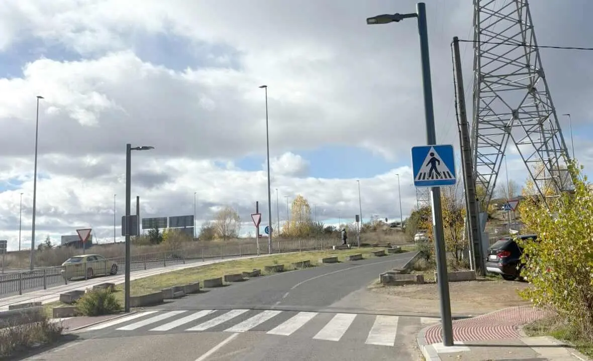 Imagen de las luminarias peatonales, presentes, pero no activas, en los pasos de cebra pr&oacute;ximos al Hospital de Le&oacute;n.