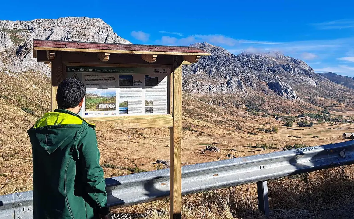 Imagen del panel ubicado en Cubillas de Arbas.