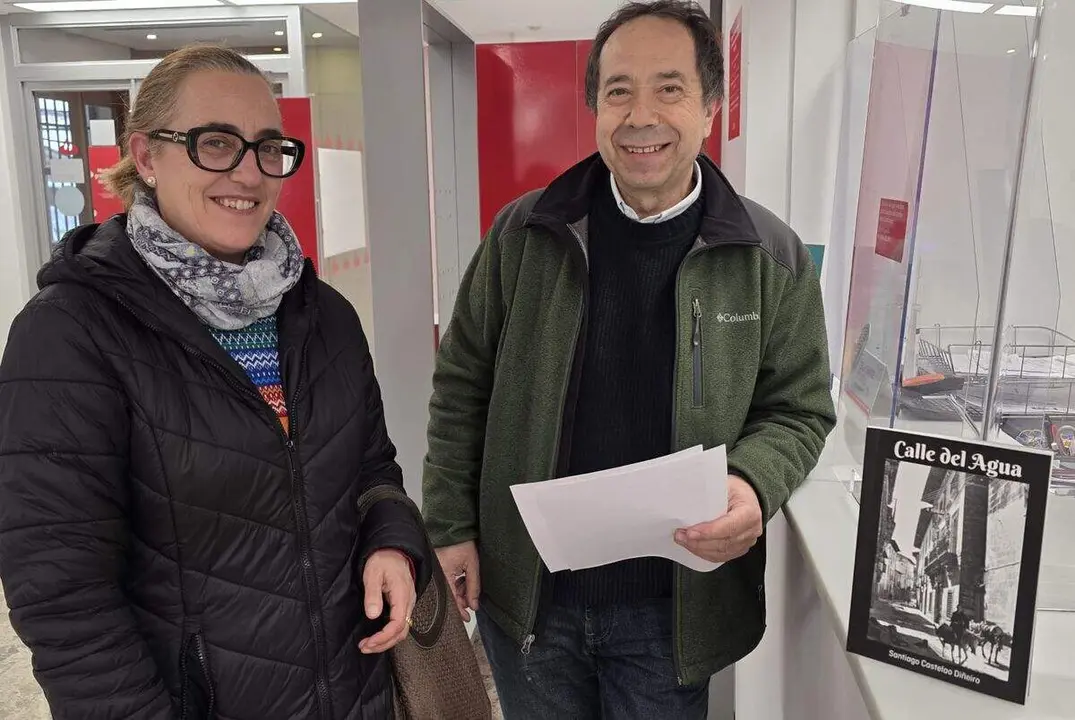 Santiago Castelao junto la técnico de Turismo en el ingreso de lo recaudado. Foto facilitada por CxB.