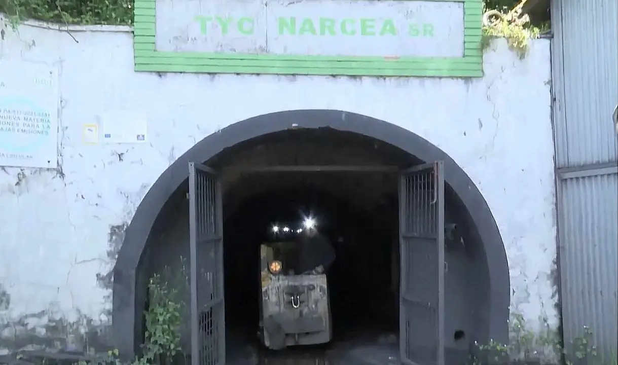 Varios operarios en el momento de acceder al interior de la explotación.