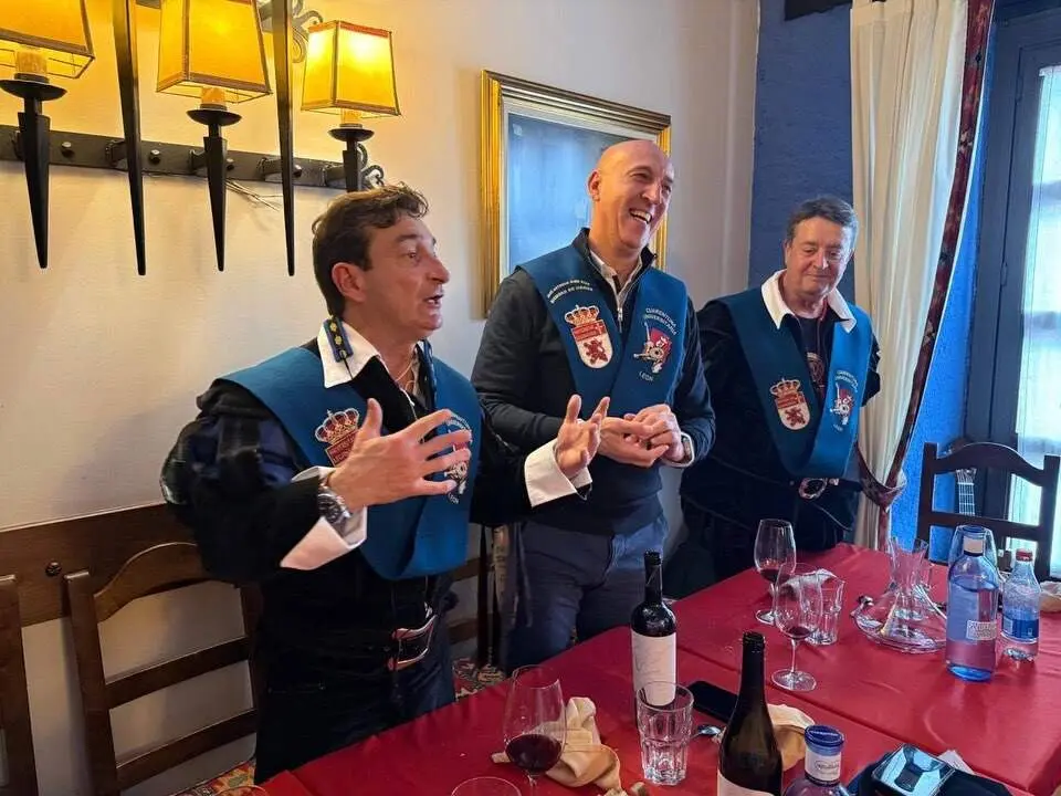 El alcalde de León, José Antonio Diez (centro), con la beca que le distingue como miembro honorífico de la Curentuna Universitaria de León. Foto: JAD