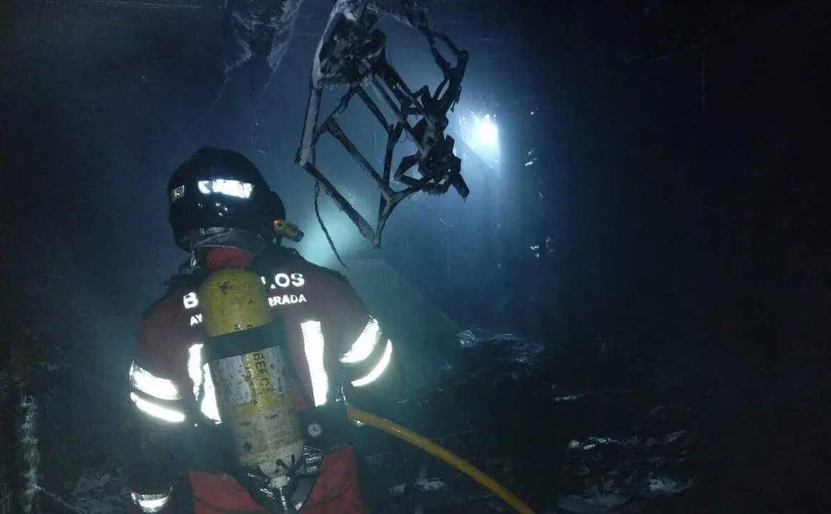 La vivienda de Cacabelos resultó totalmente calcinada. Foto: Bomberos Speis Ponferrada
