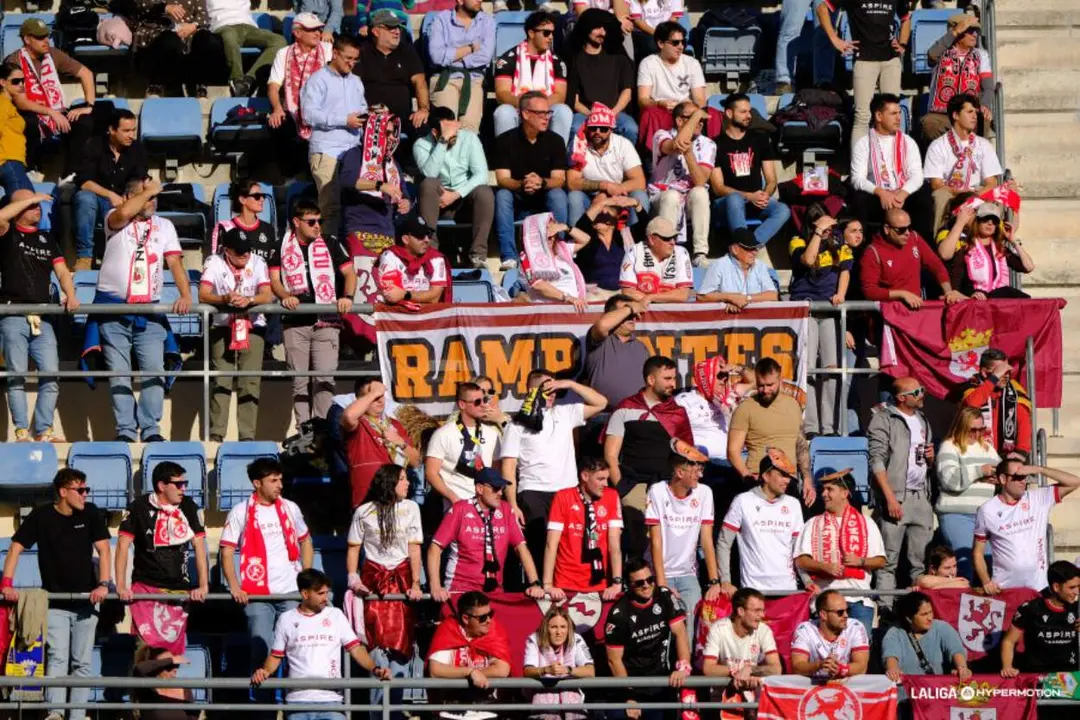 Aficionados de la Cultural, este domingo, en Cádiz.