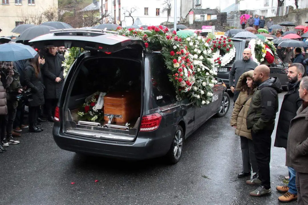 Familiares y amigos acompañan el cuerpo de Anilson Soares durante su funeral en Villablino. Foto: Peio García