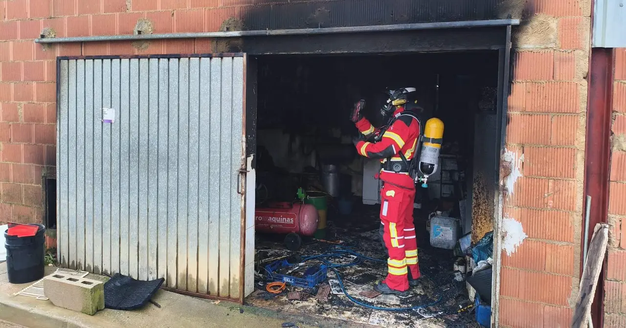 Los Bomberos del Sepeis del Parque de Valencia de Don Juan intervinieron este domingo en un incendio declarado en una vivienda en Nava de los Oteros. Foto: Sepeis