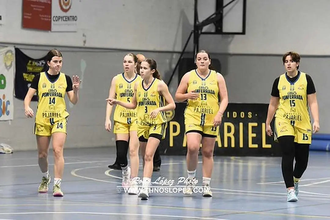Las jugadoras del Pajariel, durante un lance del partido.