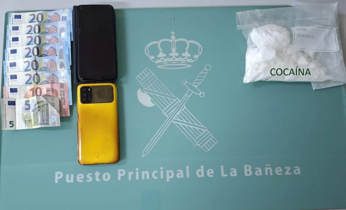 Imagen de la cocaína y el resto en enseres localizados en la operación. Foto: Guardia Civil