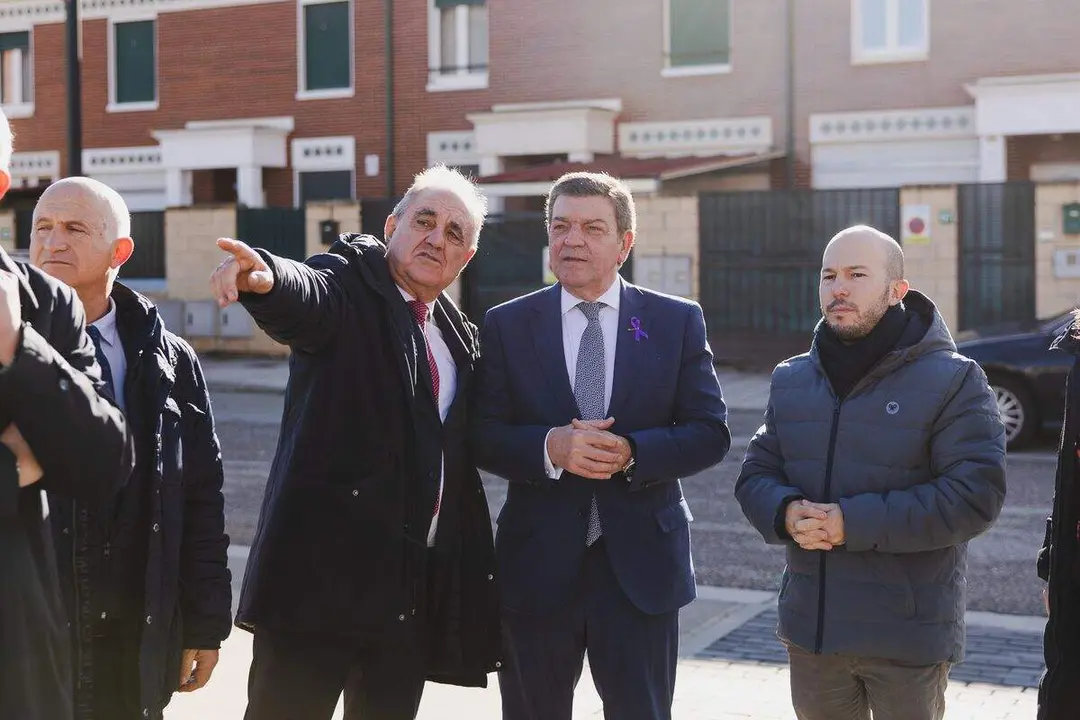 El consejero de la Presidencia, Luis Miguel González Gago, visita el resultado de las obras del nuevo aparcamiento en la calle Antonio Machado Boc y ofrece un balance presupuestario de la Cooperación Local General. Foto:  Lucía Burón Cabrero