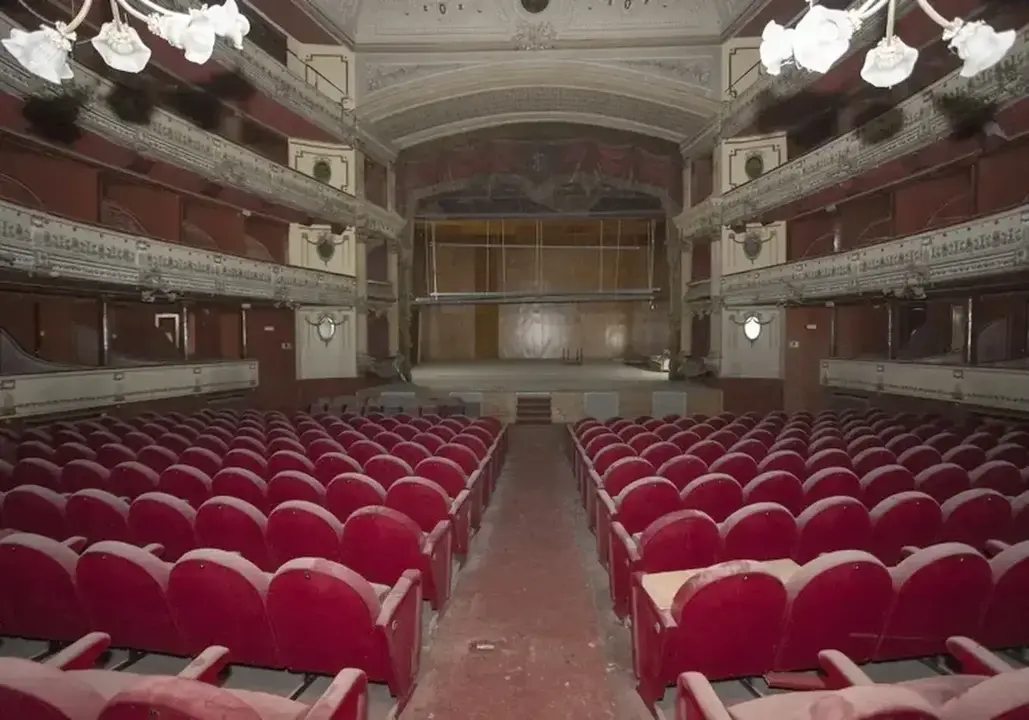 Estado actual que presenta el teatro Emperador, visiblemente deteriorado por dos décadas cerrado.