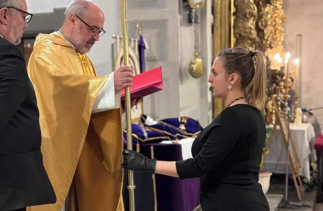 Alba González, nueva abadesa de la Cofradía de la Agonía tras su toma de posesión.