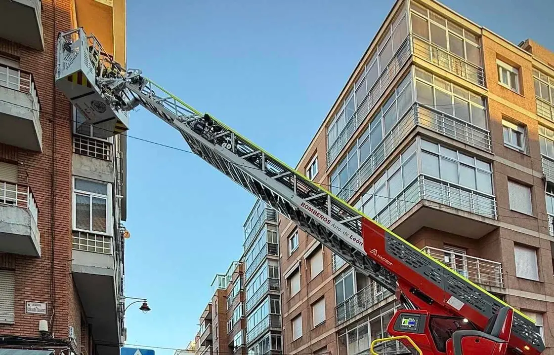 Efectivos de Bomberos León, en el lugar de la intervención.
