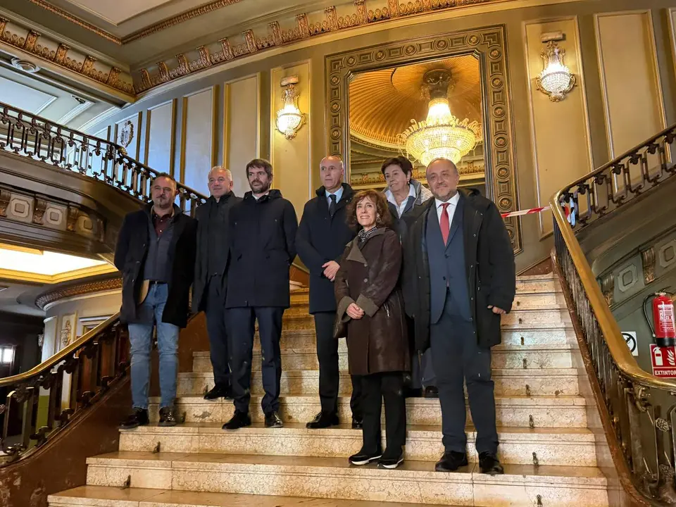 El ministro de Cultura, Ernest Urtasun, junto al alcalde de León, José Antonio Diez, el presidente de la Diputación, Gerardo Álvarez Courel, el consejero de Cultura, Gonzalo Santonja, el delegado del Gobierno, Nicanor Sen, la directora del INAEM, Paz Santa Cecilia Aristu, y el diputado de Cultura, Emilio Martínez, este miércoles en el Teatro Emperador de la capital leonesa. Foto: Gob. España