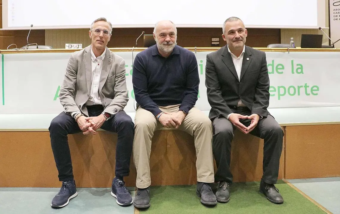 Pablo Laso, en el centro, durante el congreso celebrado en León.
