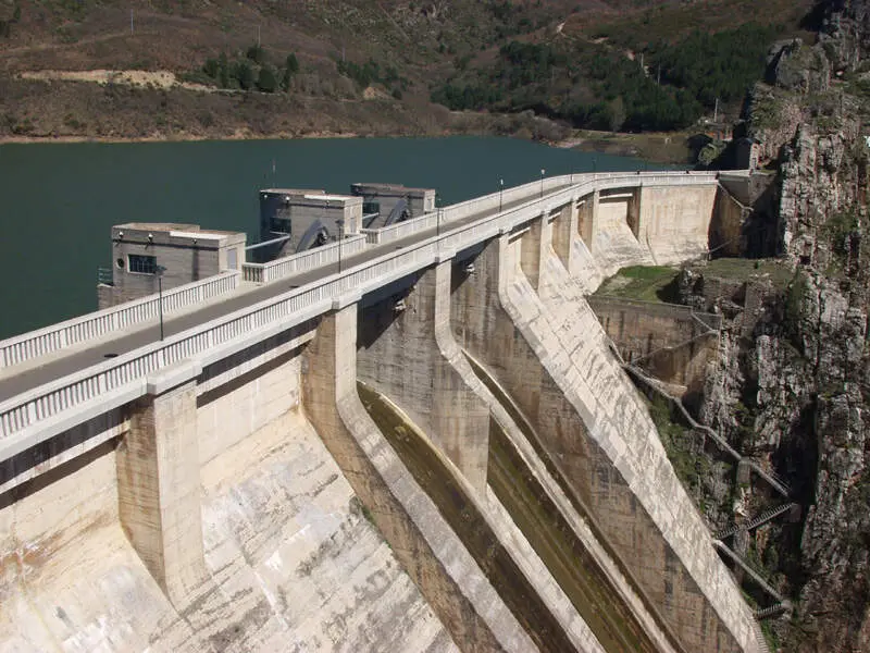 El Boletín Oficial del Estado publicó este jueves la primera de las licitaciones del Ministerio para la Transición Ecológica y el Reto Demográfico para la contratación por más de cinco millones de euros de los servicios de asistencia a la explotación, mantenimiento y conservación de un conjunto de ocho presas y balsas situadas en la parte leonesa de la Demarcación Hidrográfica del Duero.

En esta primera convocatoria se actuará sobre las presas de Barrios de Luna, Villameca, Selga de Ordás, Valdesamario y el azud de Santa Marina, así como las balsas de Matalobos, Santa María y Fontecha. El contrato tiene un valor estimado de 5.206.116,13 euros y un plazo de ejecución de 36 meses, prorrogable por 24 meses adicionales.

Esta licitación forma parte de un plan más amplio de la Dirección General del Agua, que destinará casi 30 millones de euros en cinco años a la conservación, mantenimiento y explotación de presas estatales en la demarcación. La estrategia busca garantizar el suministro hídrico, reforzar su seguridad y garantizar su correcto funcionamiento.

La Confederación Hidrográfica del Duero gestiona un total de 51 presas -26 de ellas de categoría A-, 14 balsas y 1.950 kilómetros de canales principales, entre otras infraestructuras. Estas permiten garantizar el abastecimiento a más de un millón y medio de habitantes y el riego a más de 375.000 hectáreas, así como cumplir con otra serie de funciones, como laminación de avenidas, aprovechamiento hidroeléctrico o el uso recreativo.