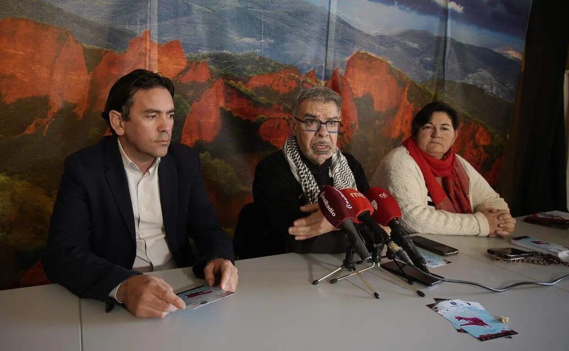 El director del Festival y de Fabularia Teatro, Raúl Gómez (C), junto al alcalde de Priaranza del Bierzo (León), José Reguera, y la consejera de Turismo del Consejo Comarcal del Bierzo, Cristina Pérez, durante la presentación del festival de Otoño en Las Médulas (León). Foto: César Sánchez.