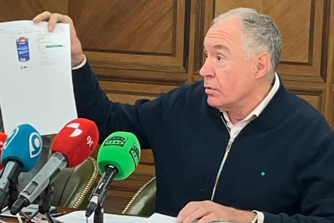 Eduardo López Sendino muestra una de las compras bajo sospecha.