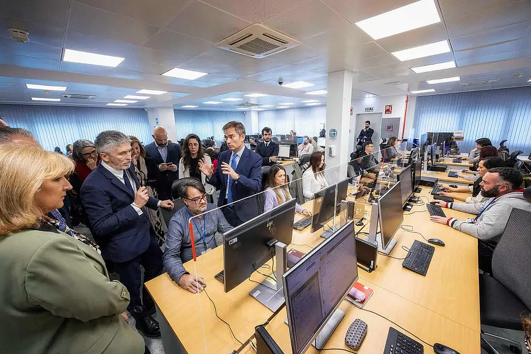 El ministro Marlaska, durante una visita al Centro Estrada de León.
